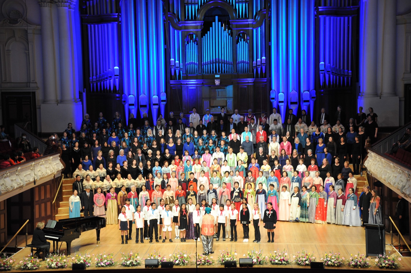 VoCo singers gathered together on stage at Auckland Town Hall